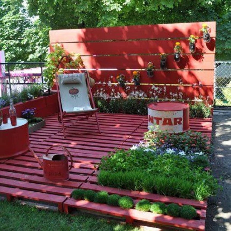 Площадка из поддонов на даче