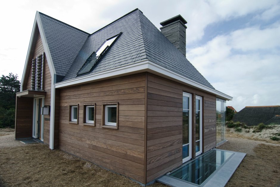 Деревянный дом с серой крышей