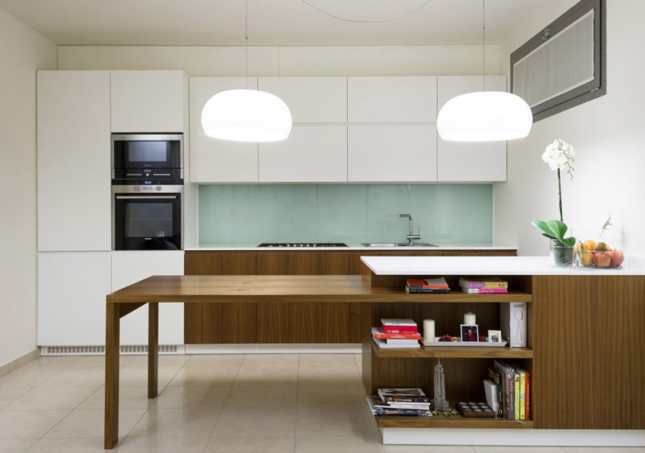 Кухонный гарнитур со встроенным столом