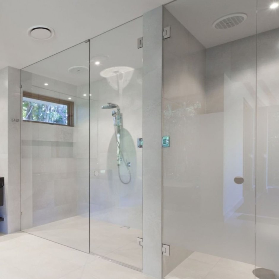 Цельностеклянные перегородки для душа