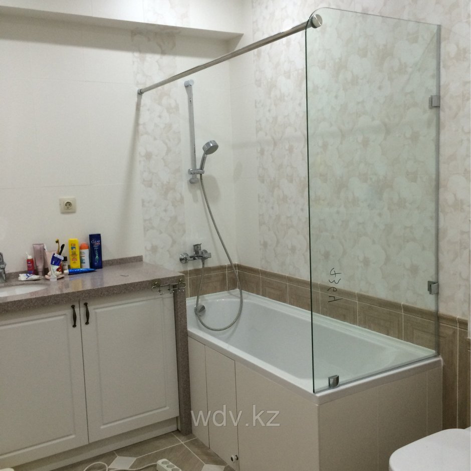 Ванна со стеклянной перегородкой