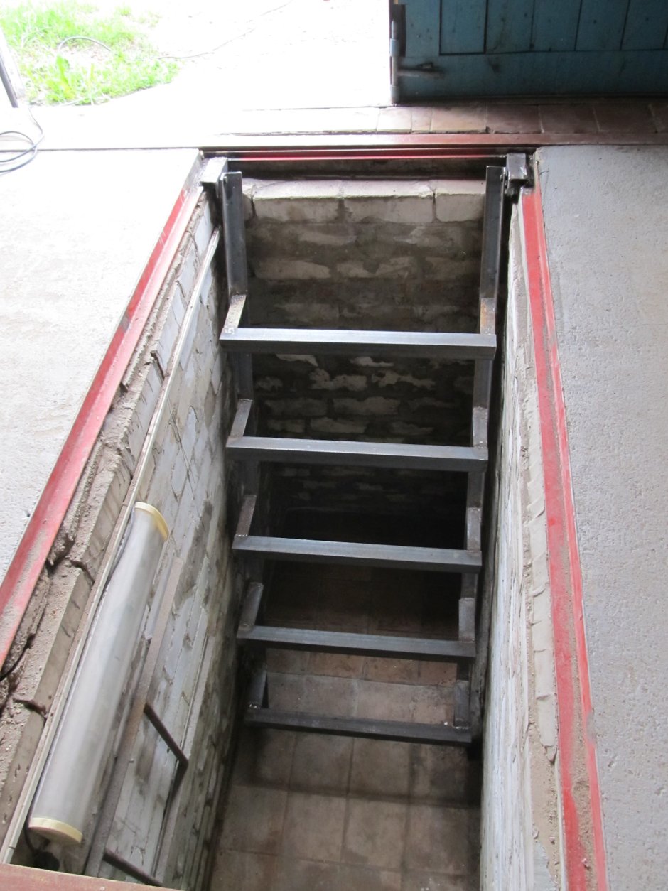 Лестница в яму гаража