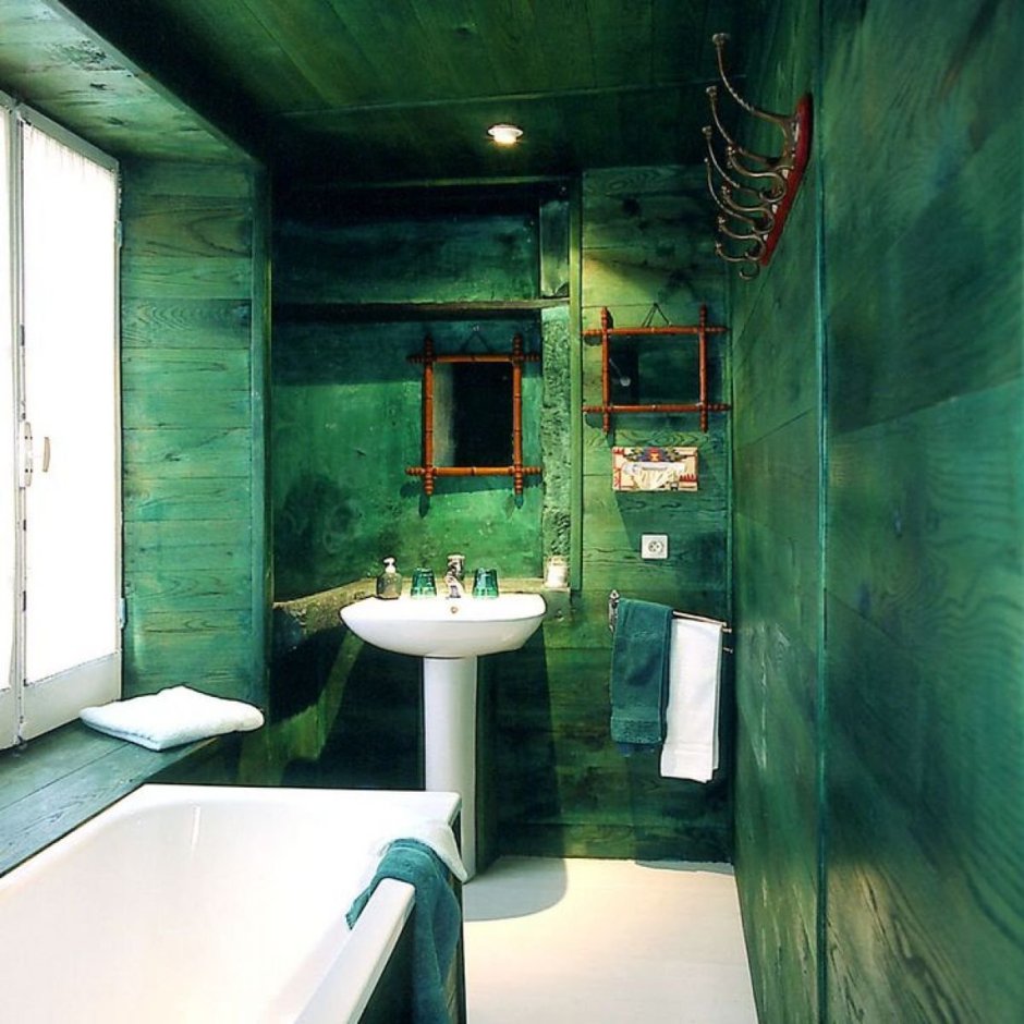 Зеленая стена в ванной