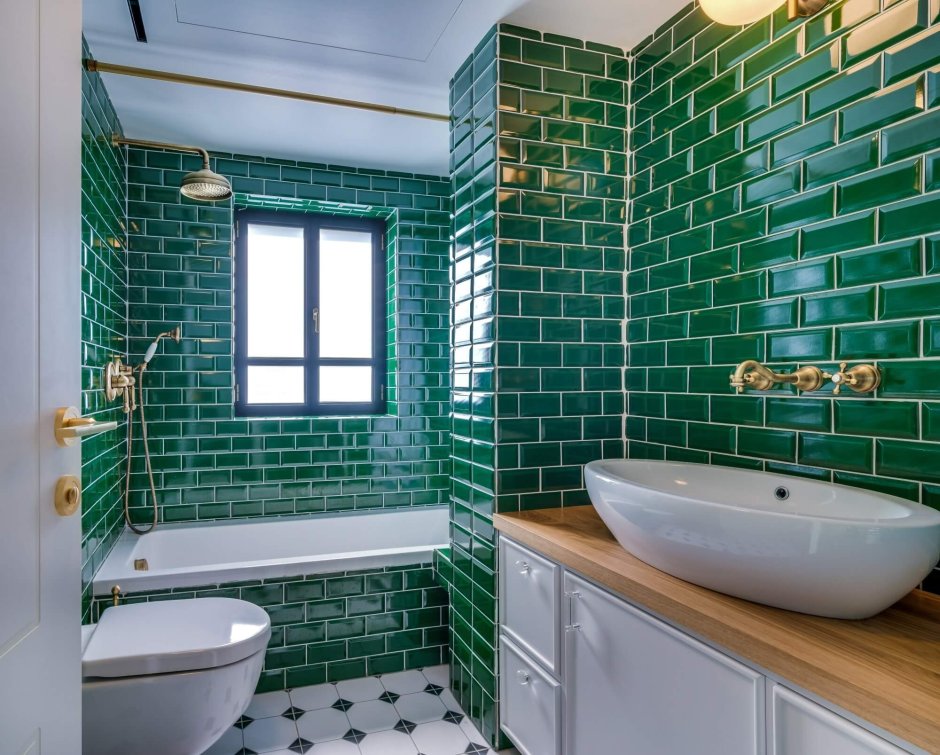 Ванная комната с зеленой плиткой