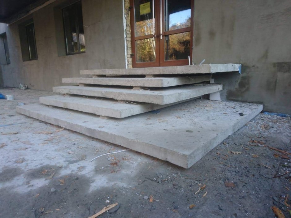 Парящие ступени из бетона для крыльца