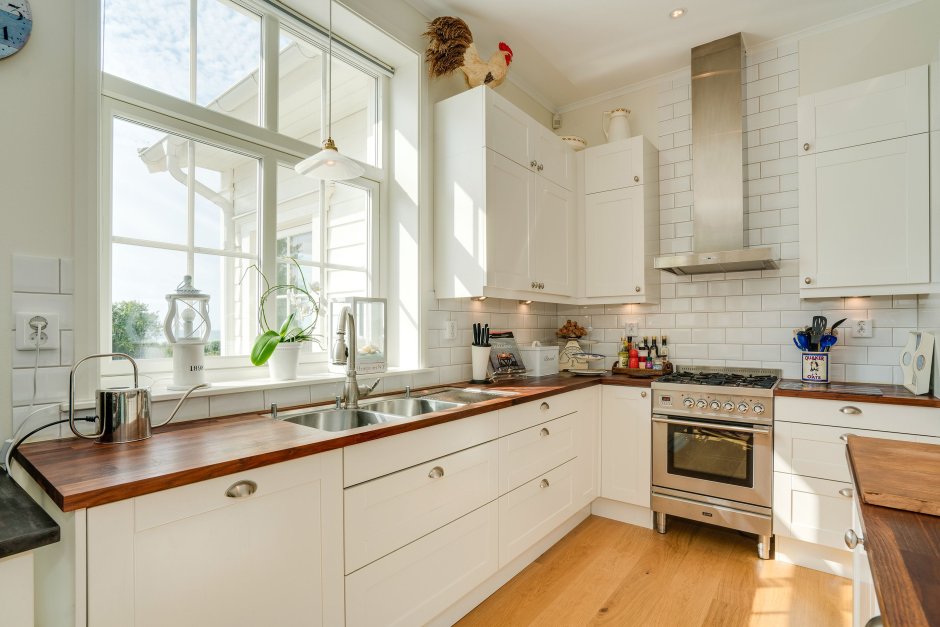 Кухня в скандинавском стиле угловая с окном