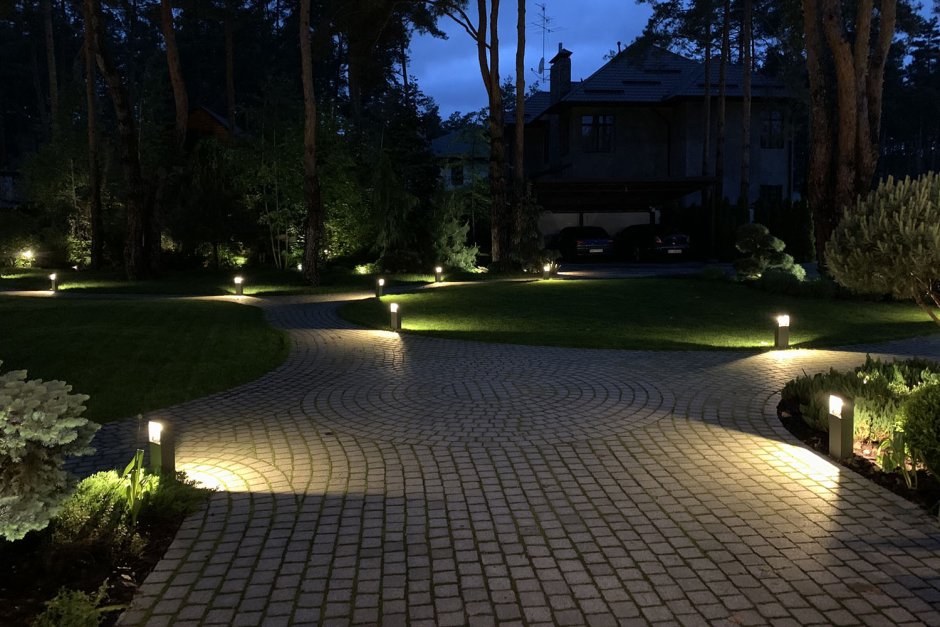 Подсветка садовых дорожек в стиле Хай тек