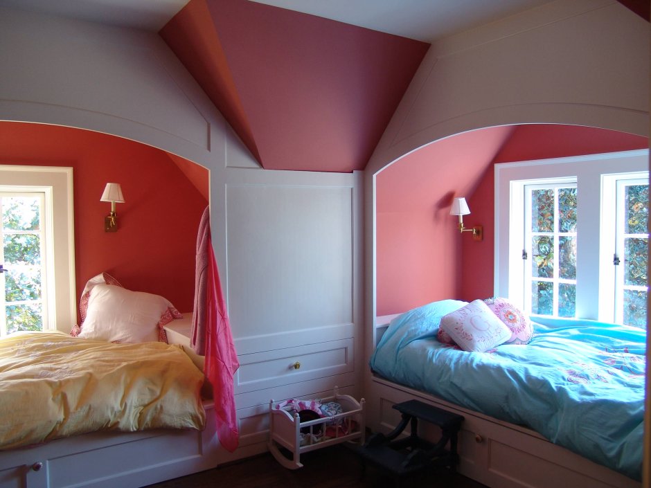 Спальня для двух девочек на мансарде