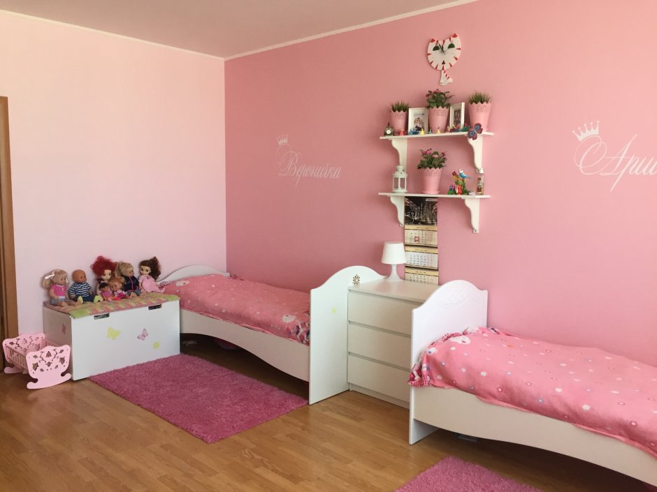 Детская комната для девочек с двумя кроватями