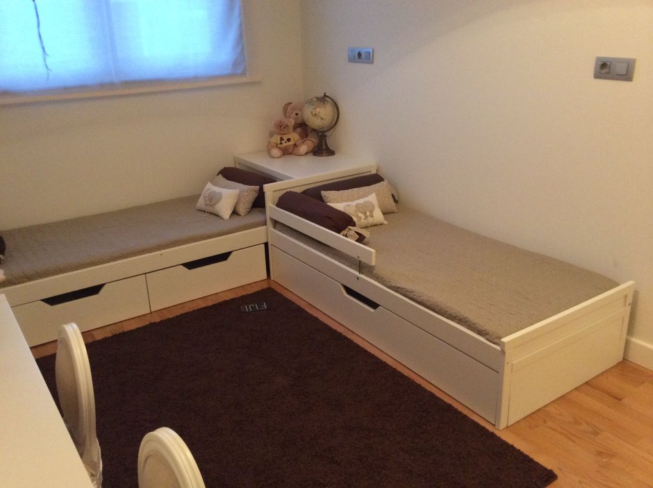 Кровать для двоих детей в маленькой комнате