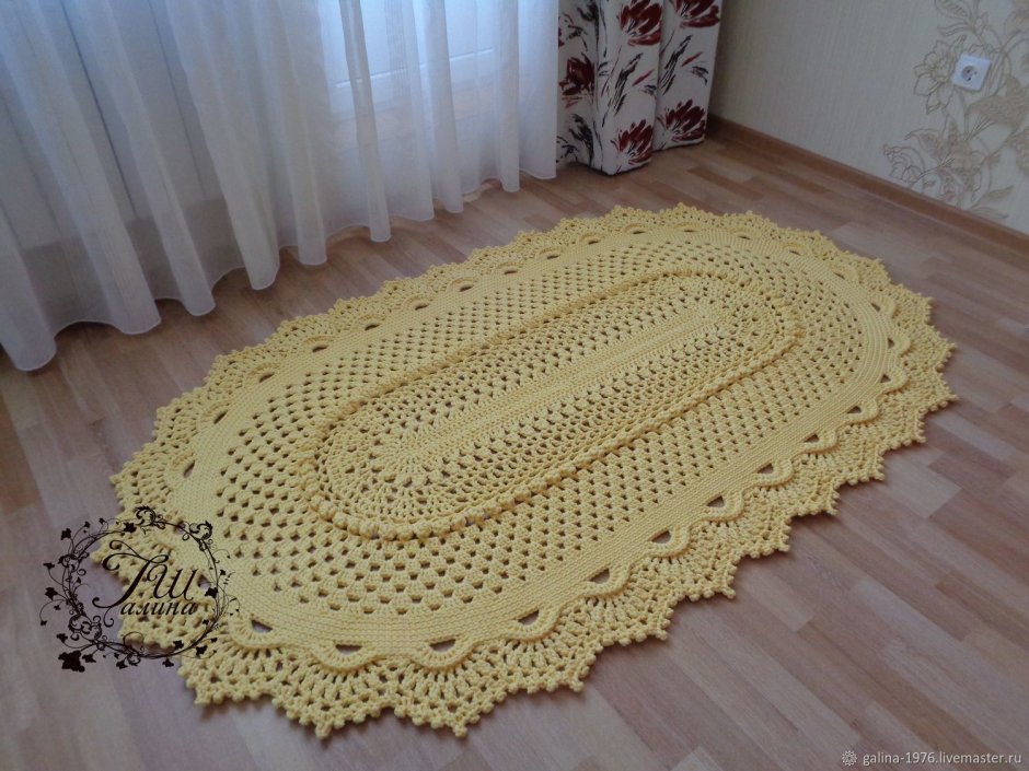 Вязаный овальный коврик