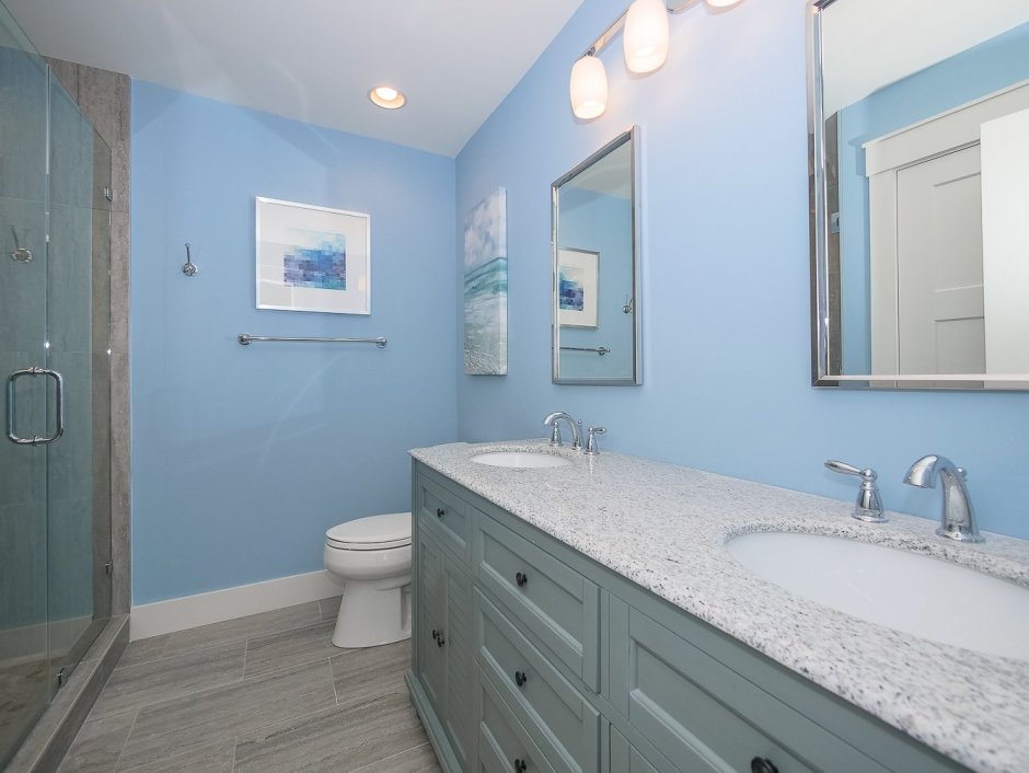 Светло голубая ванная комната