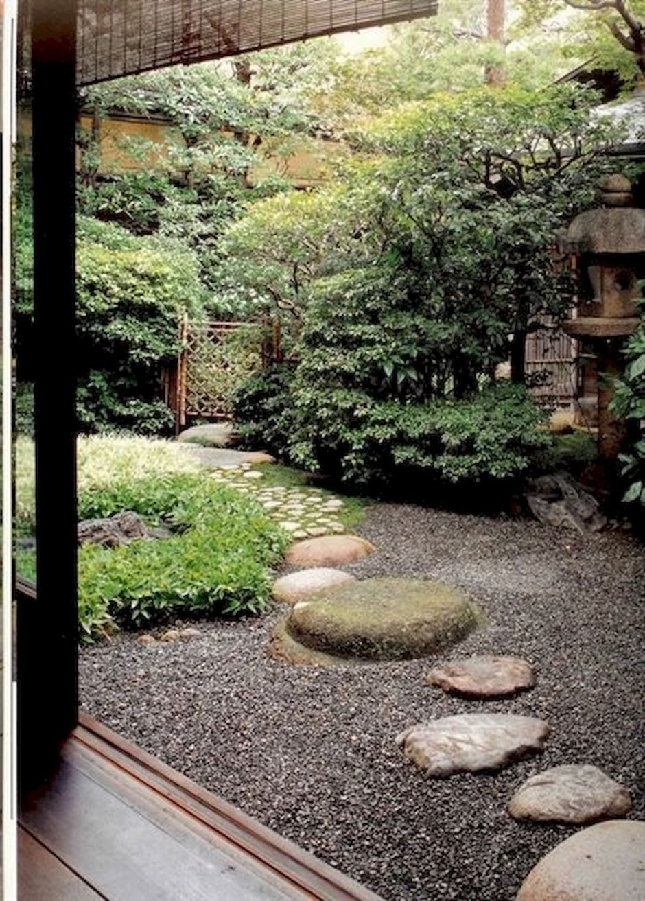 Шаговая дорожка в японском саду