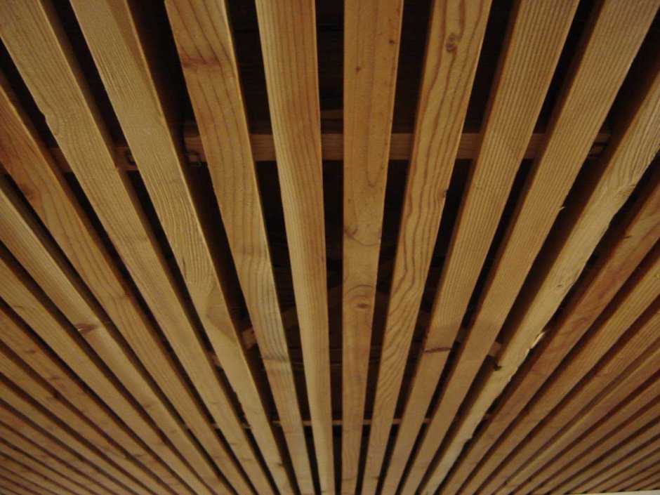 Отделка потолка рейками из дерева