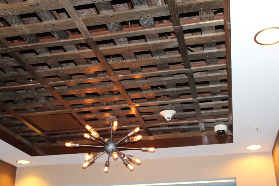 Наборный деревянный потолок