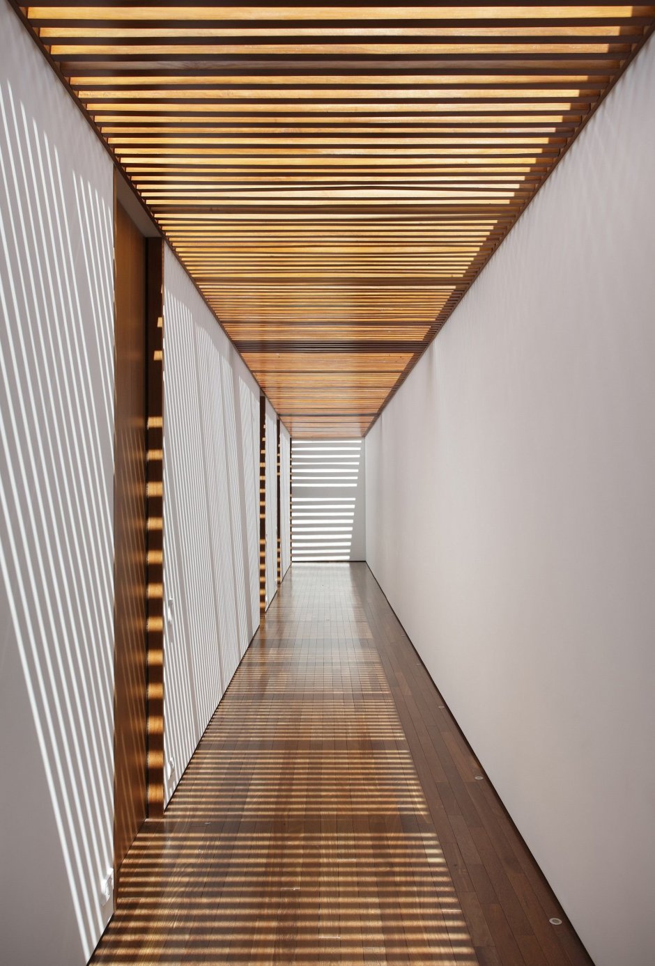 Реечный кубообразный потолок в коридоре
