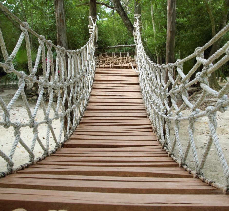 Деревянный веревочный мост