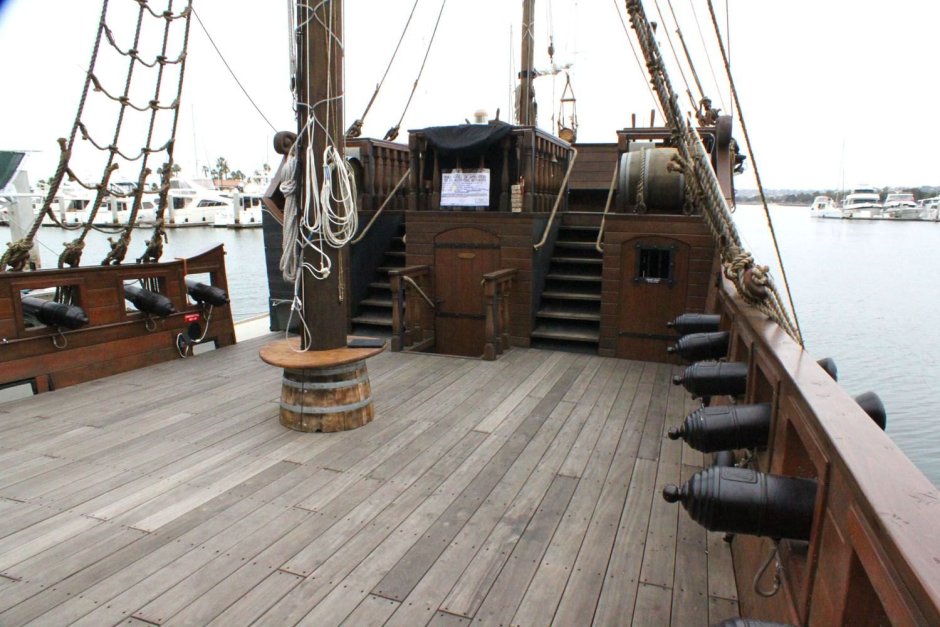 Палуба корабля пиратов сбоку