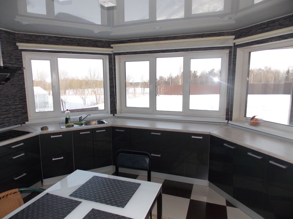Кухонный гарнитур угловой с окном