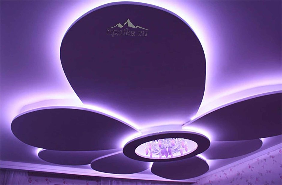 Потолок с фиолетовой подсветкой