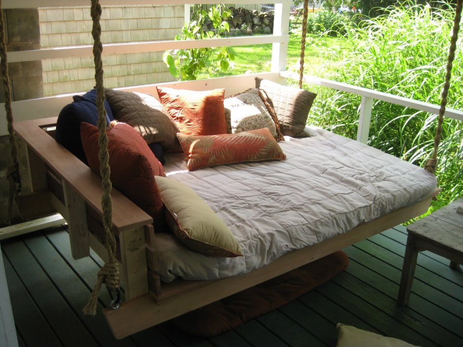 Подвесная кровать в саду