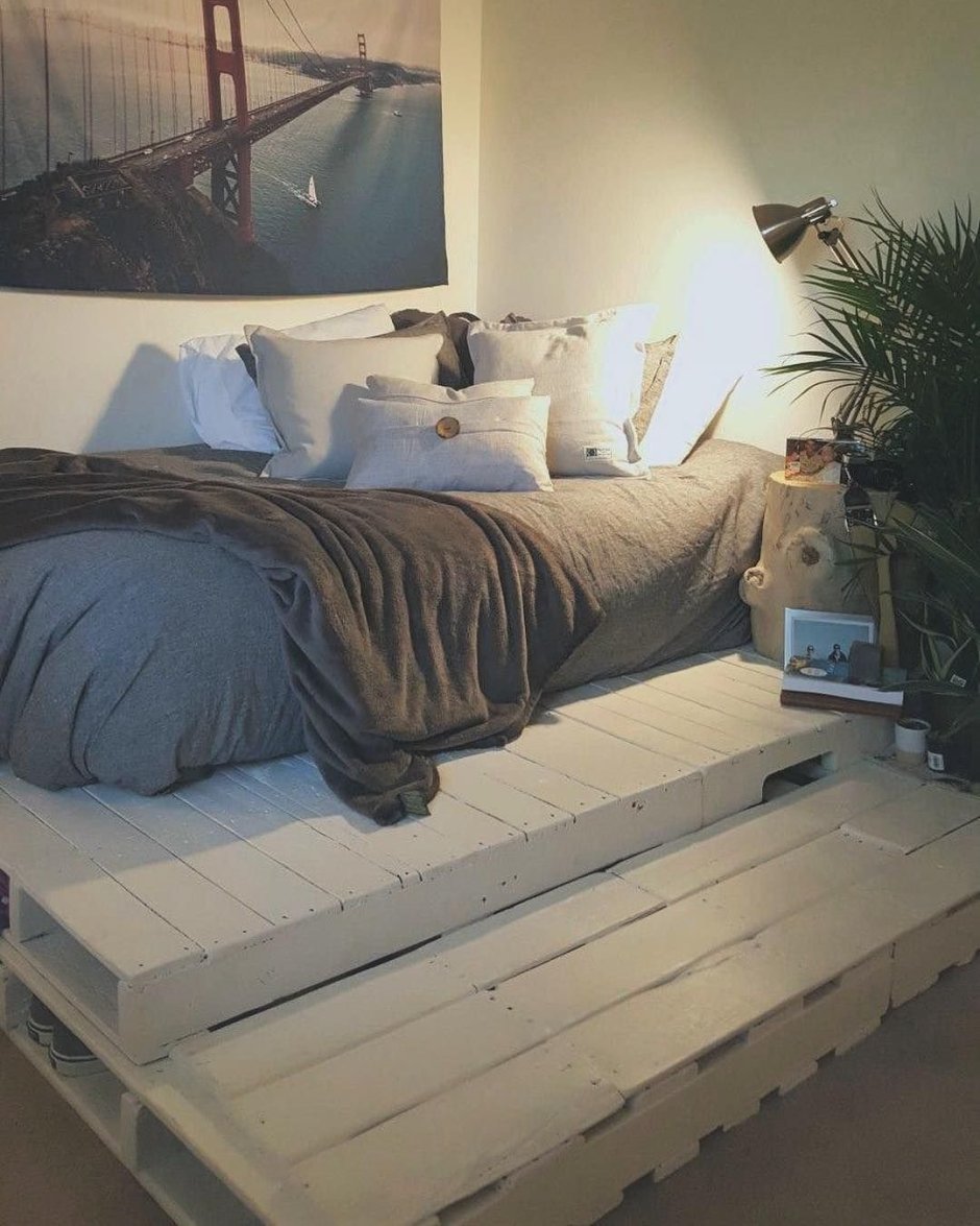 Кровать из поддонов в маленькой комнате