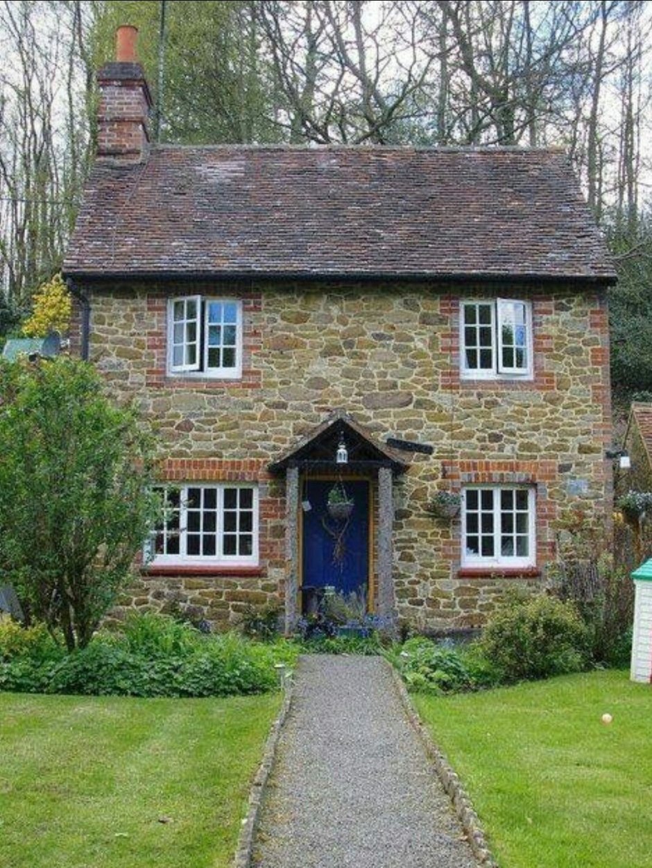 Маленький каменный домик в английском стиле