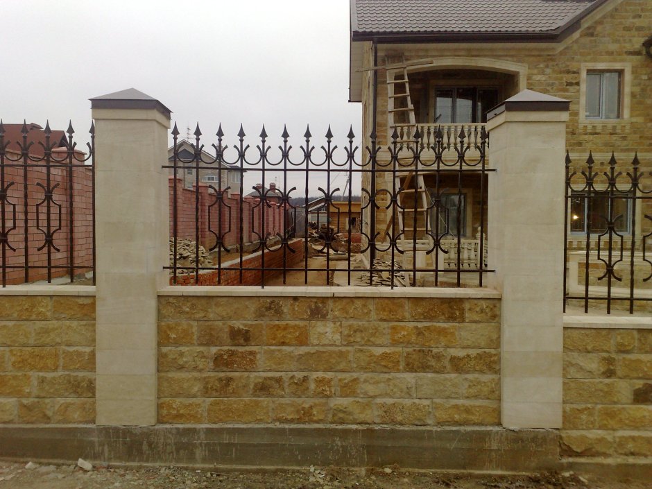 Забор облицованный камнем