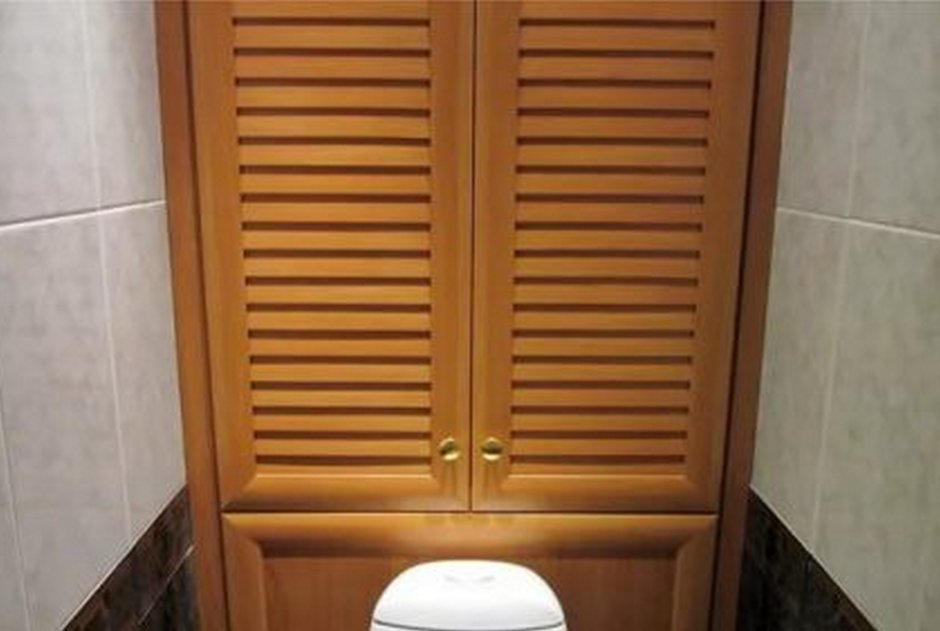 Деревянный шкафчик в туалет
