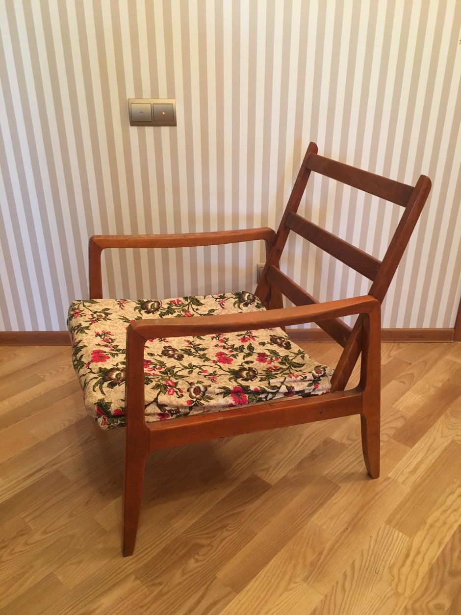 Низкое кресло с подлокотниками из фанеры советское