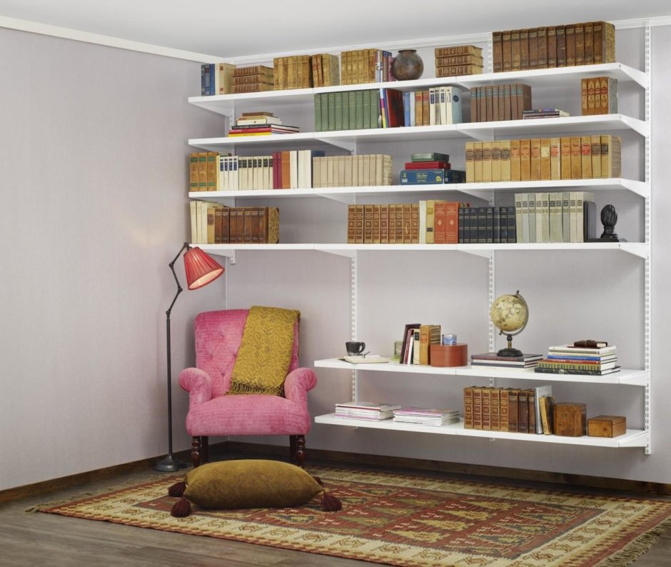Комната с книжным шкафом