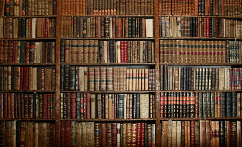 Старинный стеллаж с книгами