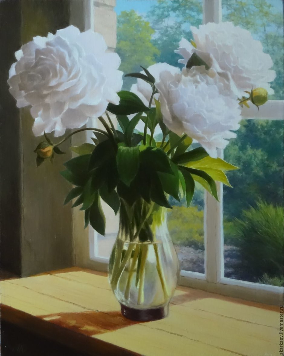 Цветы в вазе на окне