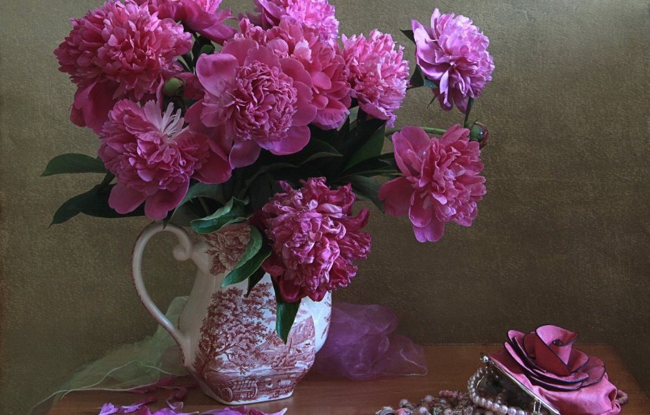 Розовые пионы в вазе