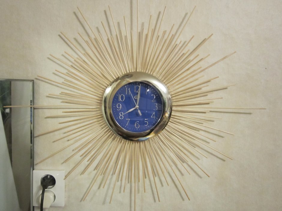 Часы настенные необычные из палочек