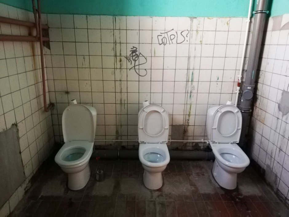 Школьный туалет грязный