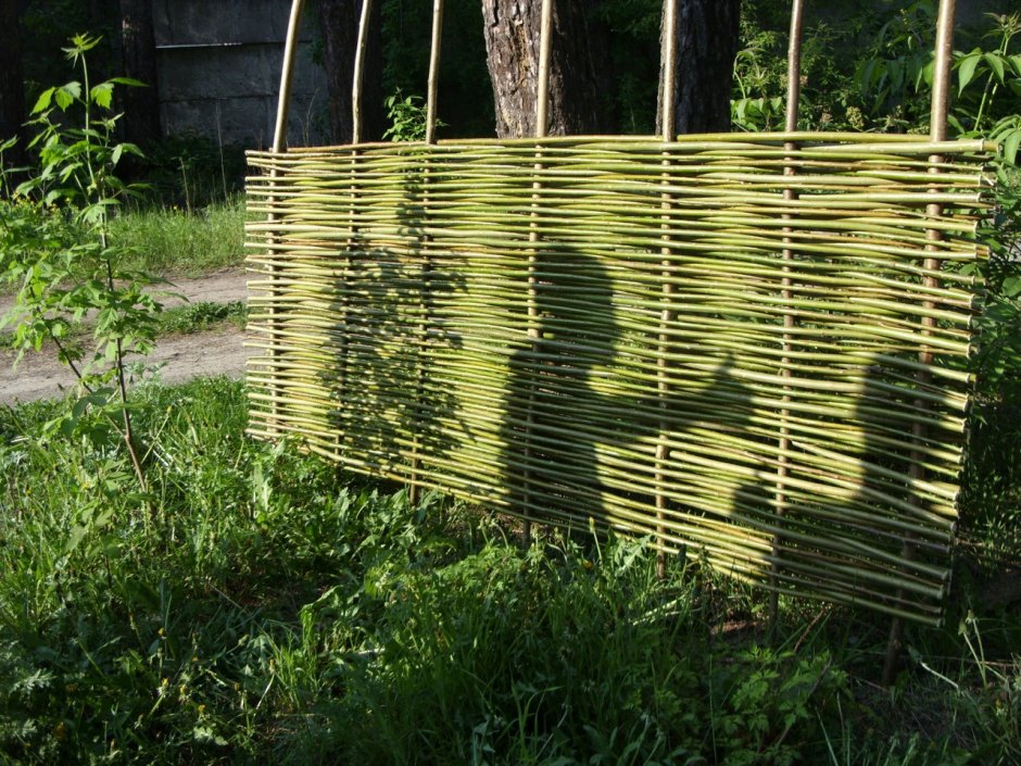 Забор плетень штакетник