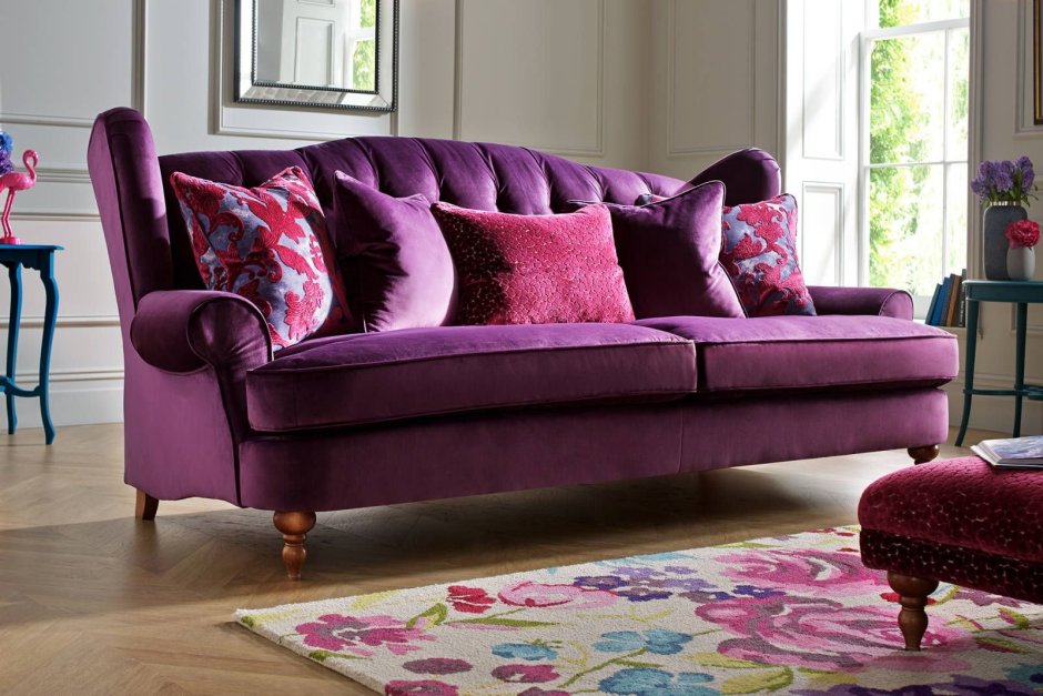 Фиолетовый бархатный диван