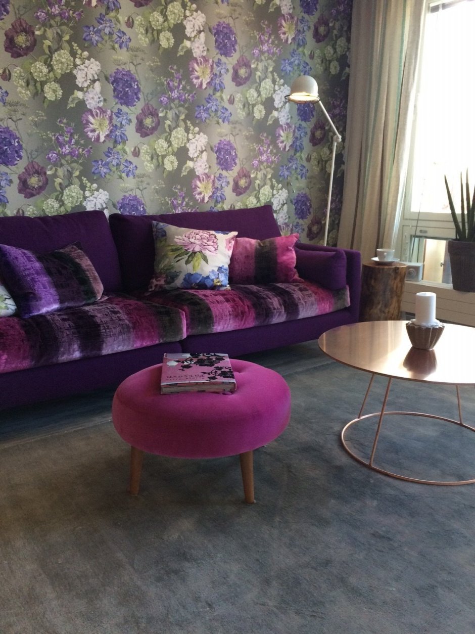 Интерьер зала с фиолетовым диваном