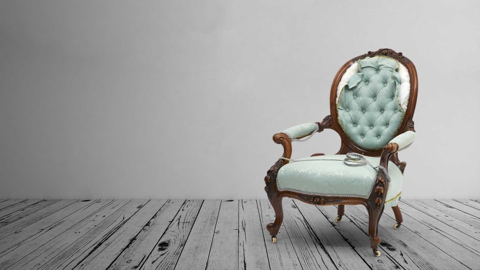 Кресло на фоне стены