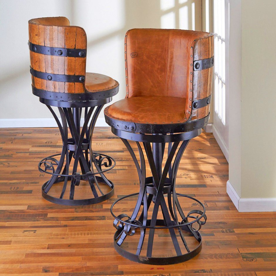 Необычные барные стулья из дерева