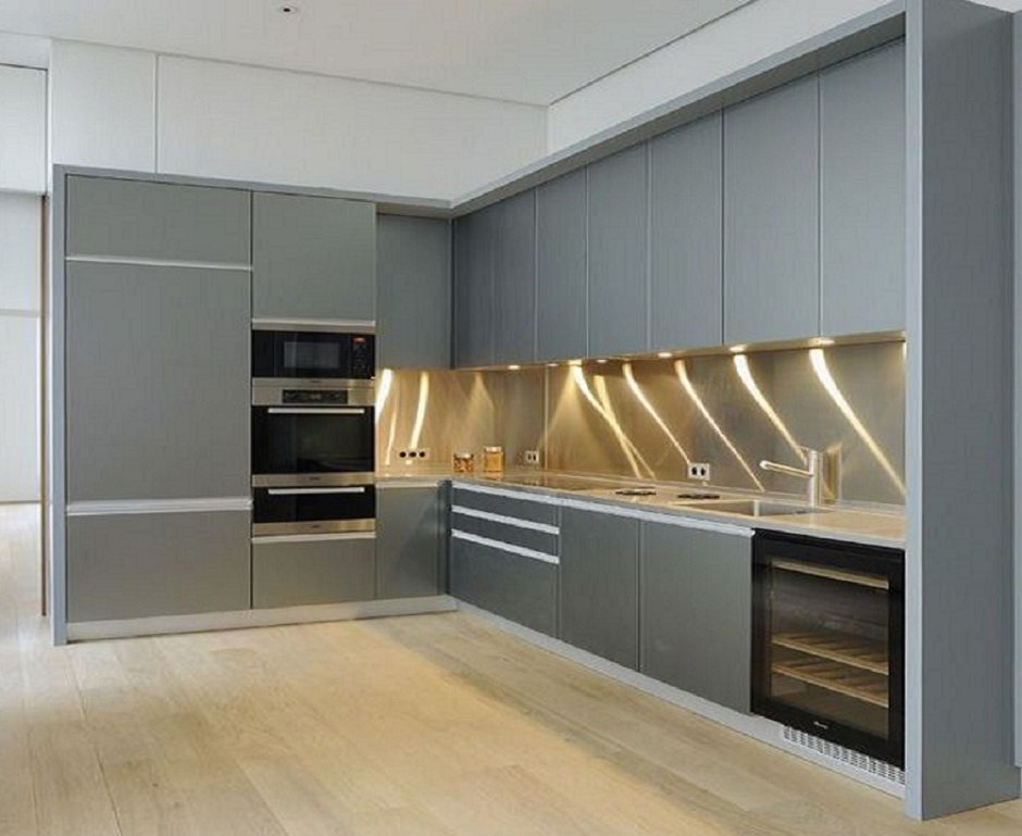 Кухня с высокими верхними шкафами современная