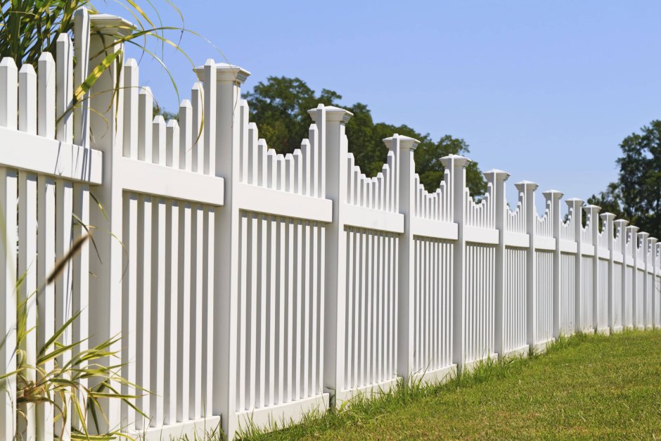 Красивый белый забор