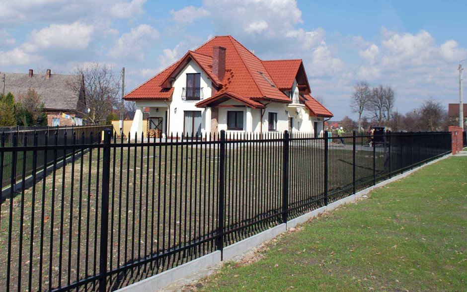 Дом с оградой