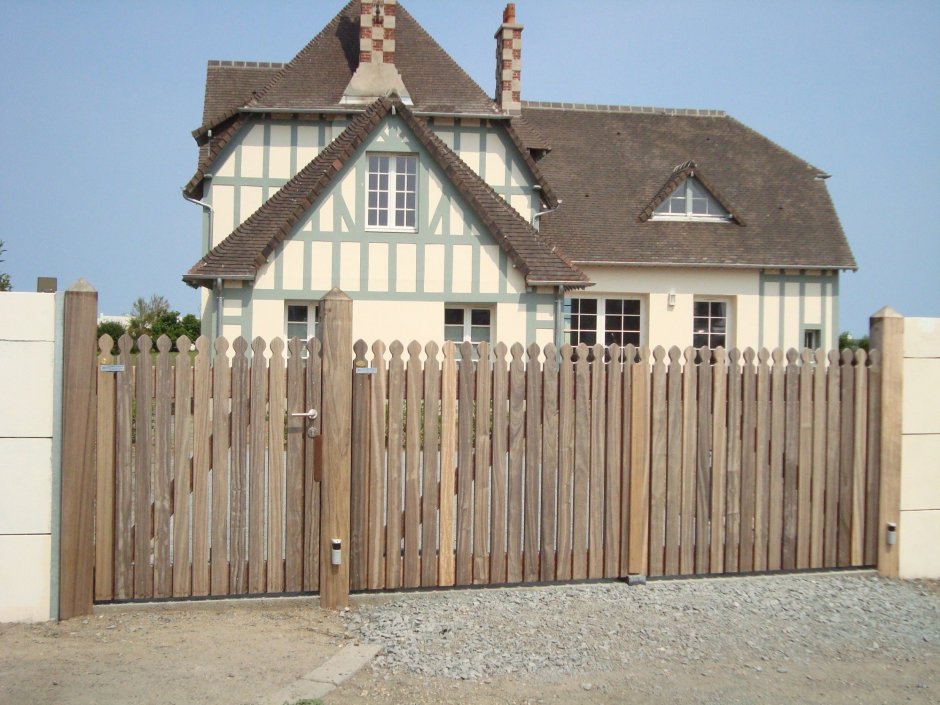 Забор к деревянному дому