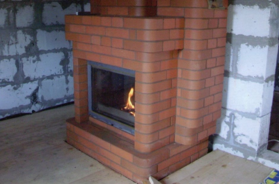 Камин из кирпича со стеклянной дверцей