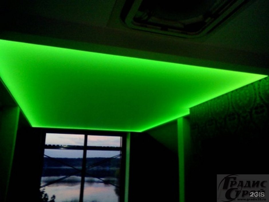 Потолок с зеленой подсветкой