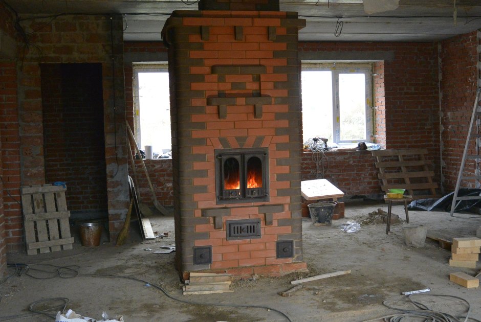 Печь камин отопительная из кирпича дровяная