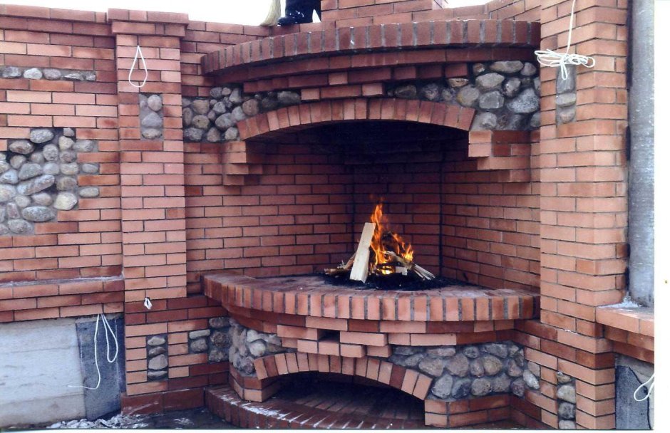 Угловой каменный мангал