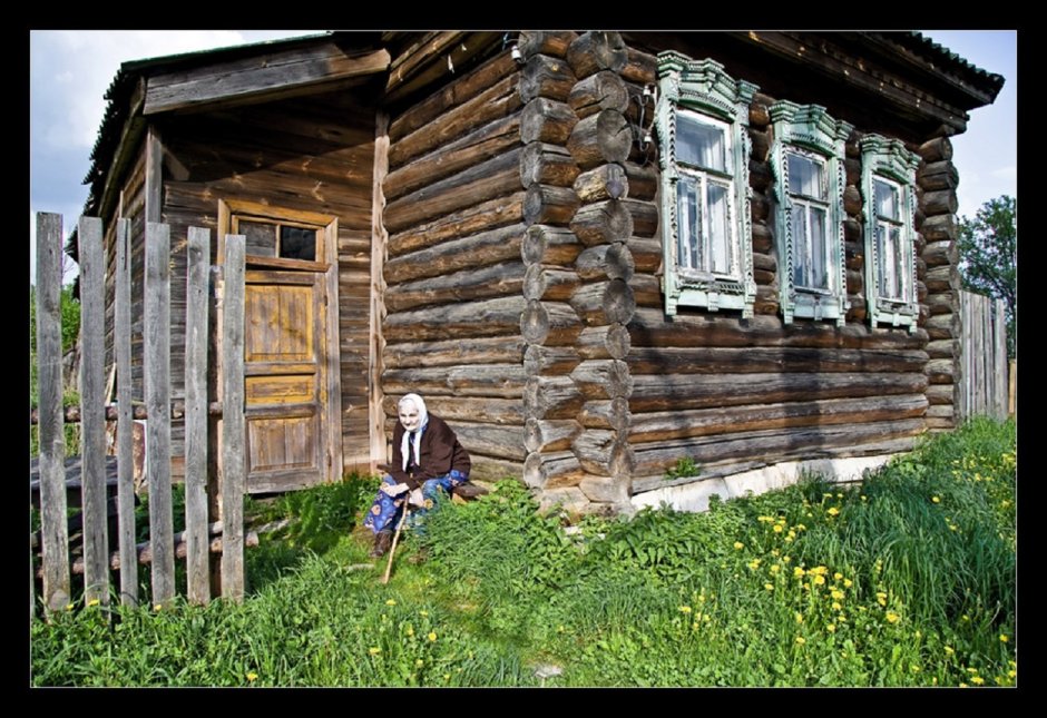 Деревенский дом с завалинкой